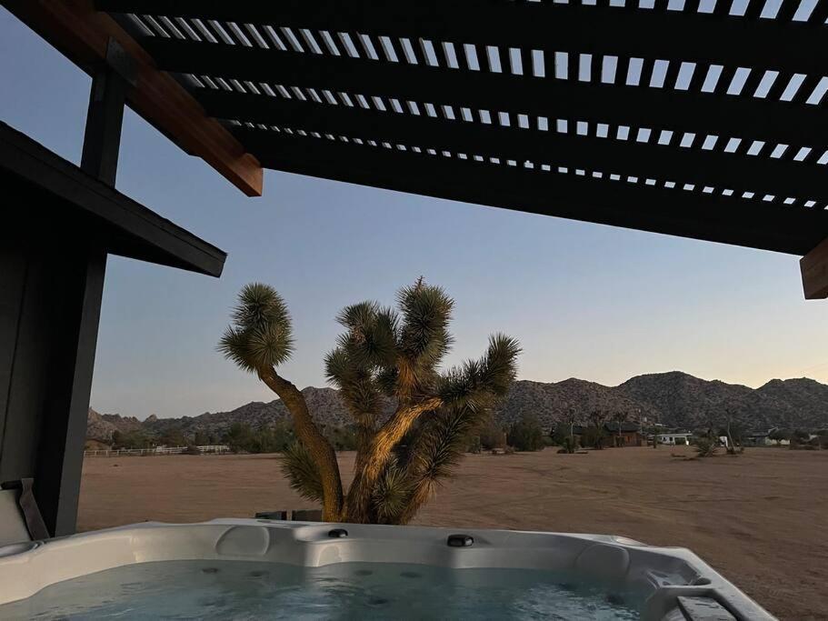 Chasing The Moon: Expansive Tub Views Near Pappy'S Villa Pioneertown Exterior photo