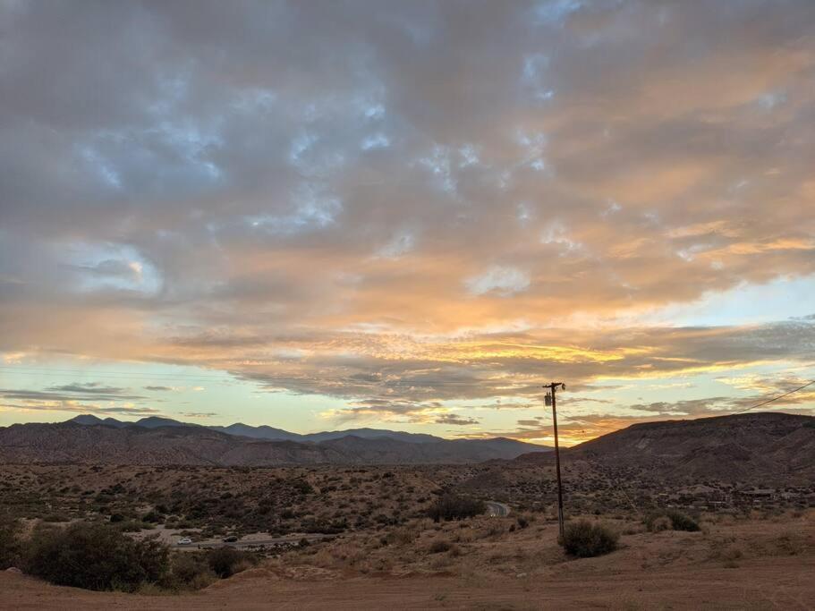 Chasing The Moon: Expansive Tub Views Near Pappy'S Villa Pioneertown Exterior photo
