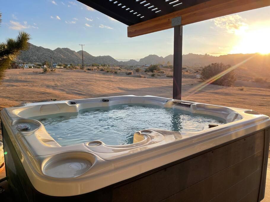 Chasing The Moon: Expansive Tub Views Near Pappy'S Villa Pioneertown Exterior photo